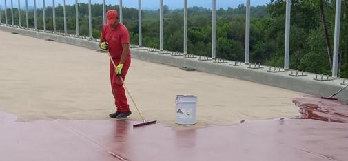 The application of the epoxy resin-based sealant MC-DUR LF 490.