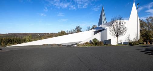 Even after two years, the unusual repair solution with a crack-bridging roll coating reliably protects the structure from the weather and lets the church shine in a fresh white.