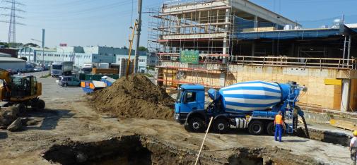 View of a construction site in midsummer: As slump-retaining admixtures, MC-PowerFlow Perma counteracts the tendency for ready-mix concrete to stiffen thus ensuring longer-lasting workability. 