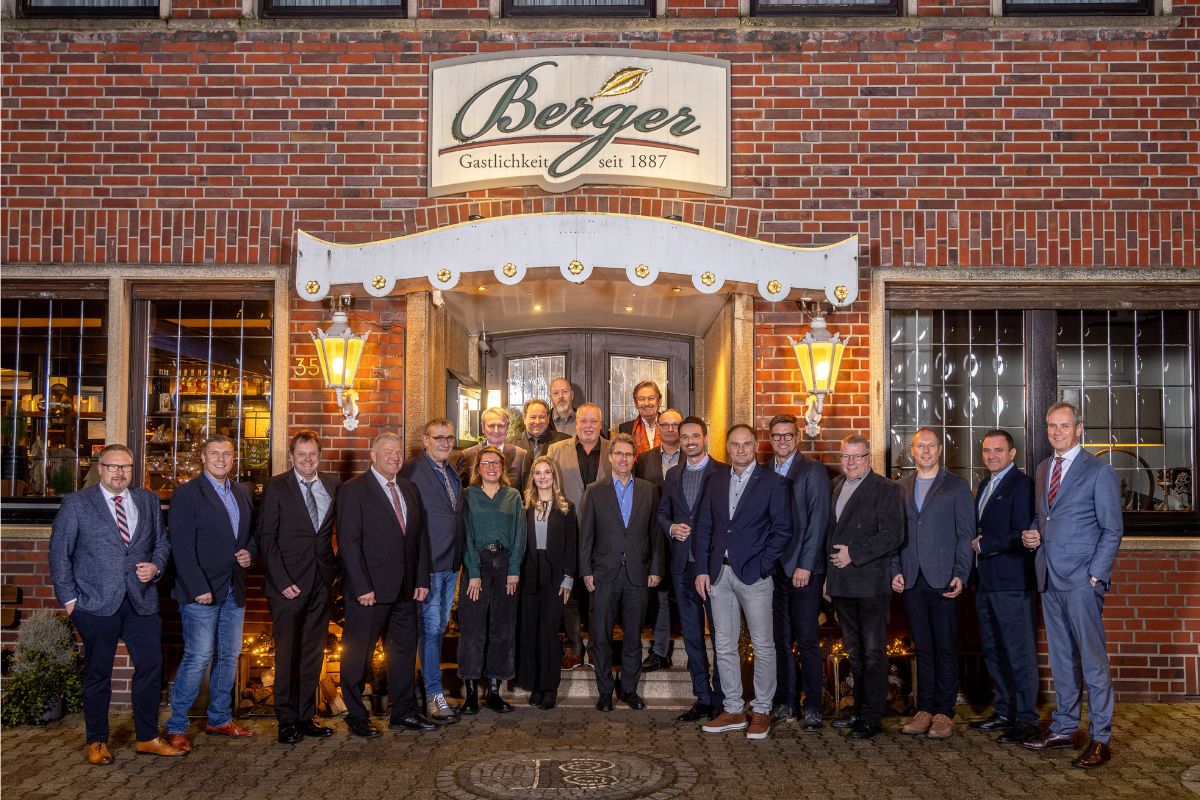 Traditional group photo of the 2023 jubilarians in front of Gasthof Berger in Bottrop.