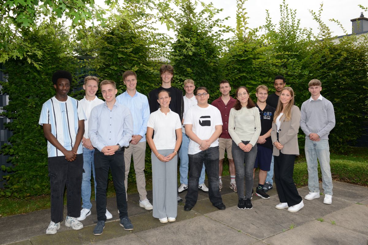 The new apprentices at MC-Bauchemie, standing in the back row from left to right: Favour O. Eghosa (warehouse logistics specialist), Matthias Wilczok (industrial clerk), Tobias Frese (industrial clerk), Ivan Bykov (building materials tester), Lucas Przybyla (chemical technician), Theodor Lukas Lievers (chemical technician), Luca Joel Pfl ug (paint laboratory technician), Nicholas Nwaokorie (chemical technician), Jonas Nüsgen (industrial clerk). Front row from left to right: Jan Surma (industrial clerk), Paula Puls (industrial clerk), Arda Damar (chemical production specialist), Kübra Kantar (chemical laboratory technician), Maya Jana Janetzki (industrial clerk). Not in the picture is Lena Sophia Pohlmann (forwarding clerk).